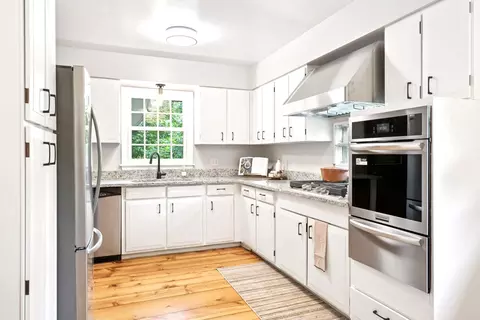 5005 W 60th St, Edina, MN 55436