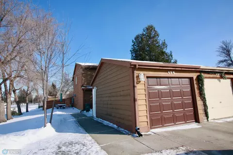 498 14th St N, Wahpeton, ND 58075