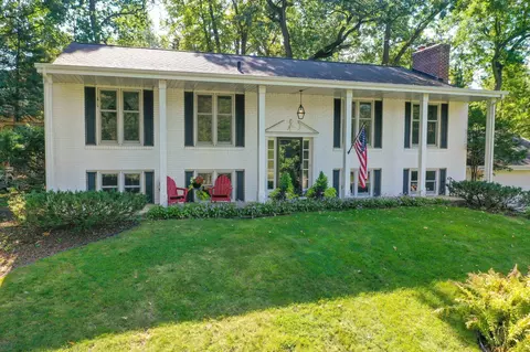 2307 Sheridan Hills Rd, Wayzata, MN 55391