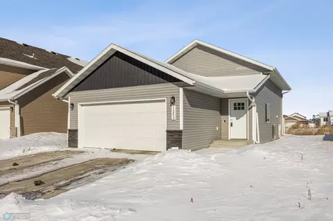 1253 Jill Dr W, West Fargo, ND 58078