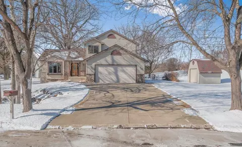 316 Pondview Ln, Chaska, MN 55318