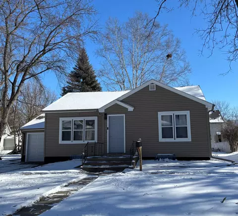 825 Ivy Ln SE, Hutchinson, MN 55350