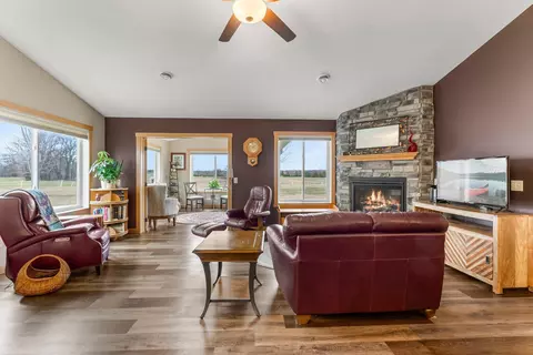 610 Kreekview Dr, Osceola, WI 54020