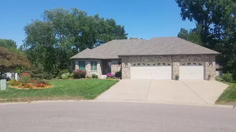 4984 Hillvale Ave N, Oakdale, MN 55128