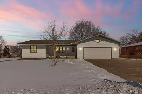 1424 Wellington Cres, Faribault, MN 55021