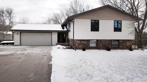 625 Windemere Dr, Plymouth, MN 55441
