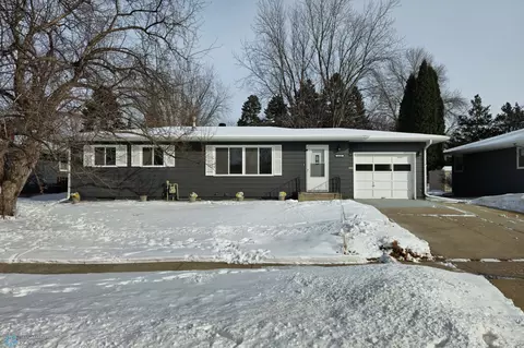 2220 11th St S, Fargo, ND 58103