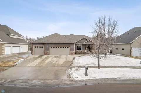 4327 Riverwood Dr N, Fargo, ND 58102