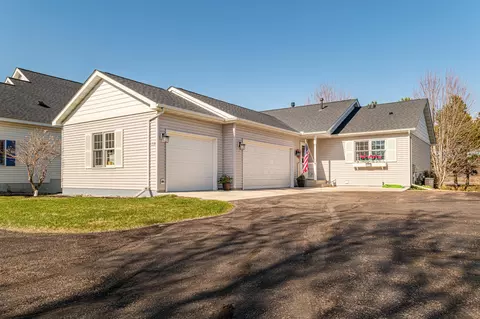 1179 Oakwood Ct NW, Hutchinson, MN 55350