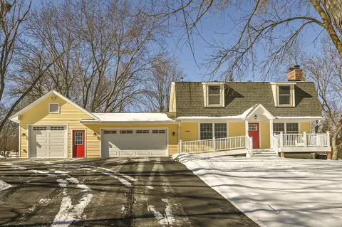 9590 Lakeview Ln, Chaska, MN 55318