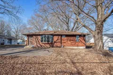 2057 Dale St N, Roseville, MN 55113