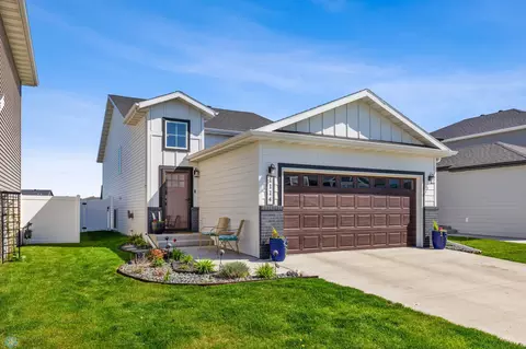 1114 Albert Ct W, West Fargo, ND 58078