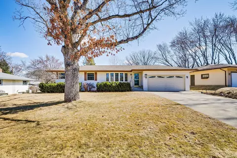 2780 Galtier St, Roseville, MN 55113