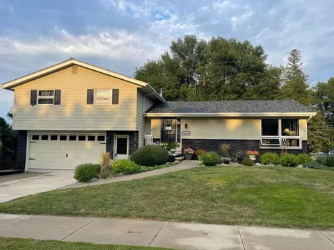 1604 Fairway Ln, Worthington, MN 56187