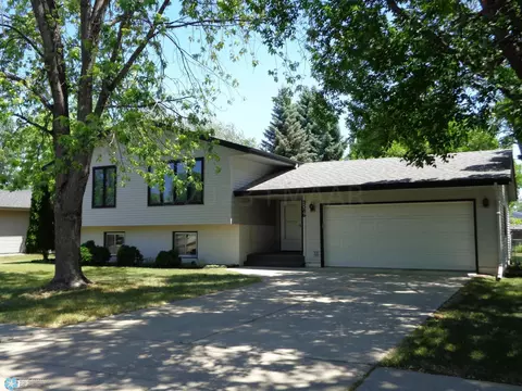 2586 Atlantic Dr S, Fargo, ND 58103