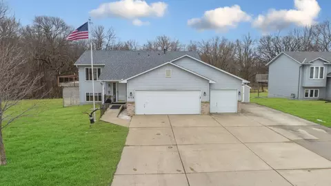 405 E Woodridge Dr, Le Center, MN 56057