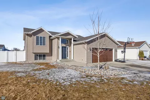 4449 47 St S, Fargo, ND 58104