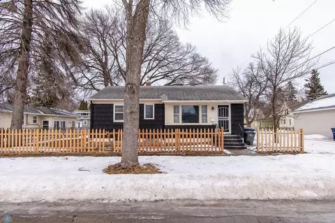 312 9th Ave S, Moorhead, MN 56560