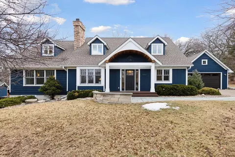 19510 Vine St, Deephaven, MN 55331