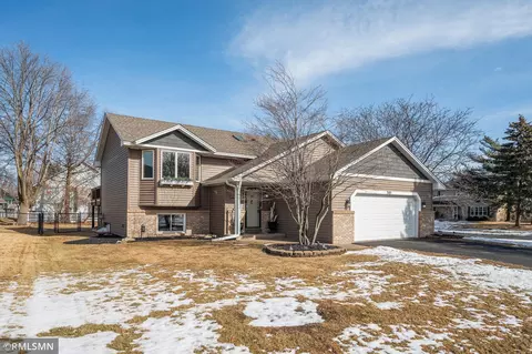 305 Jesse James Ln, Mahtomedi, MN 55115