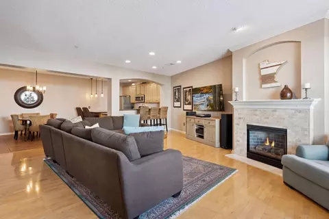 8046 Golden Valley Rd, Golden Valley, MN 55427