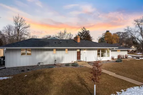 2523 Stanbridge St, Roseville, MN 55113