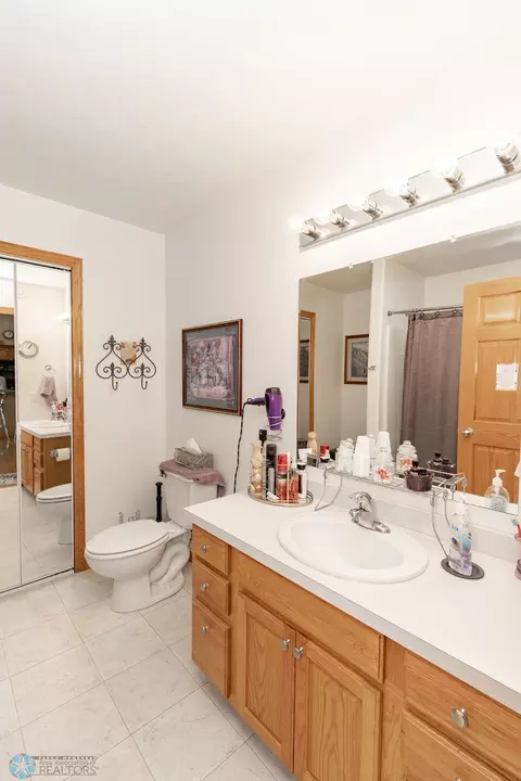 Bath - 304 Chestnut Dr, Horace, ND 58047 photo 3 of 7