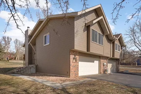 752 Buckingwood Ct, Chanhassen, MN 55317