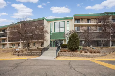 10411 Cedar Lake Rd #420, Hopkins, MN 55305