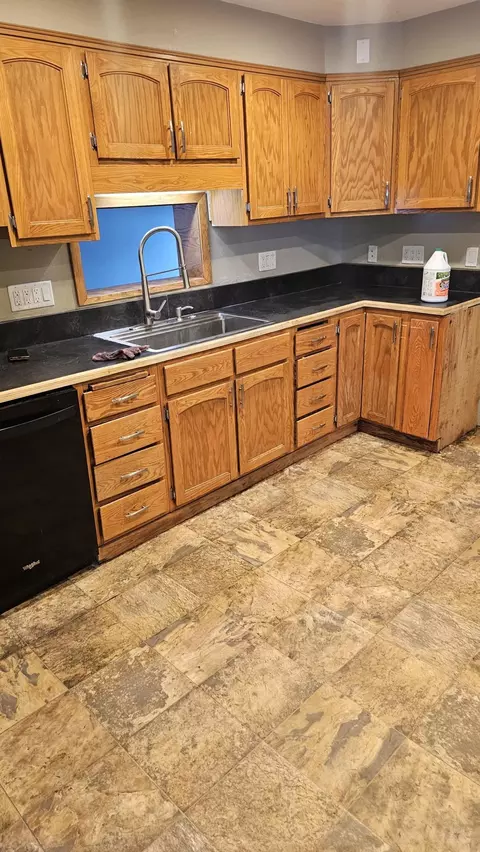 527 E Riverside Ave, Warren, MN 56762 photo 6