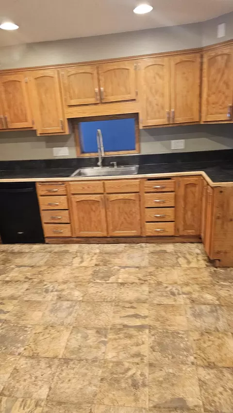 527 E Riverside Ave, Warren, MN 56762 photo 2