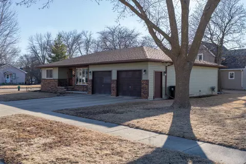 528 S Ramsey St, Blue Earth, MN 56013