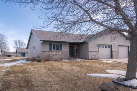 672 W River Dr, New London, MN 56273