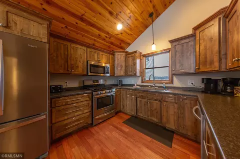 Kitchen - 3187 Viewpoint Rd, Isle, MN 56342 photo 3 of 4