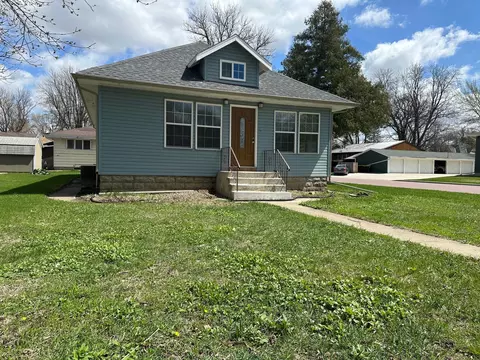 Exterior - 709 4th Ave, Windom, MN 56101 photo 2 of 3