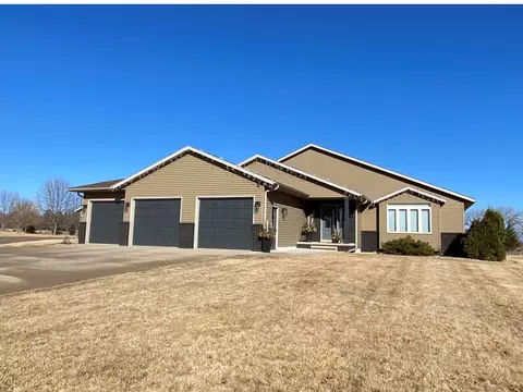 208 Prairieview Ct, Marshall, MN 56258