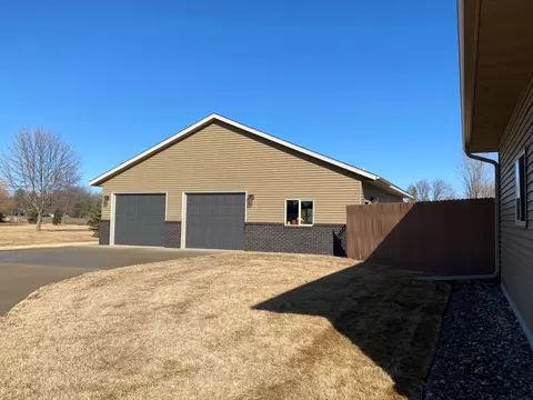 208 Prairieview Ct, Marshall, MN 56258 photo 2