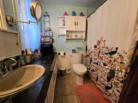 Bath - 5751 16th Ave SE, Saint Cloud, MN 56304 photo 2 of 4