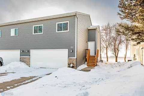 3804 10th St N, Fargo, ND 58102