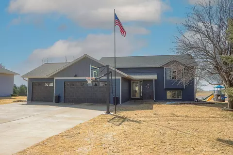 135 Charlotte Dr, Lake Crystal, MN 56055