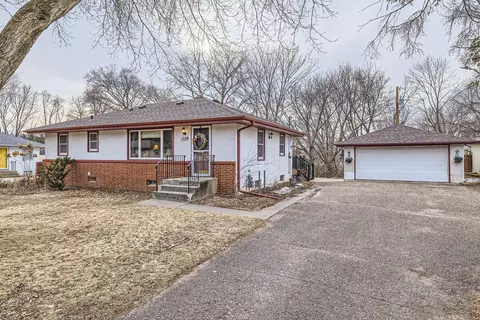 1739 Galtier St, Roseville, MN 55113