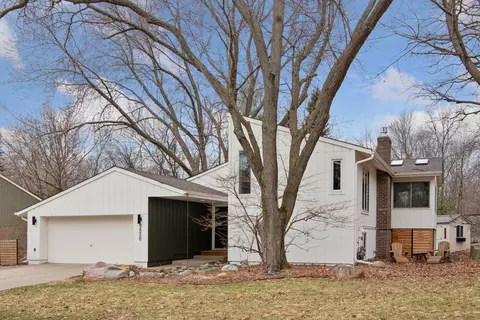 9850 Edgewood Rd, Bloomington, MN 55438