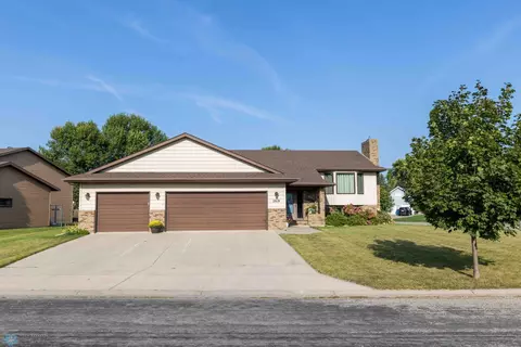2819 30th St S, Moorhead, MN 56560