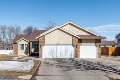 3033 37th Ave S, Fargo, ND 58104