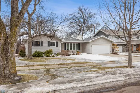 2513 9th St S, Fargo, ND 58103