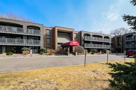 2800 Hamline Ave N #318, Roseville, MN 55113