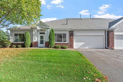 5919 Prairie Ridge Dr, Shoreview, MN 55126