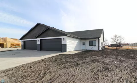 1406 Prairie Ln, Wahpeton, ND 58075