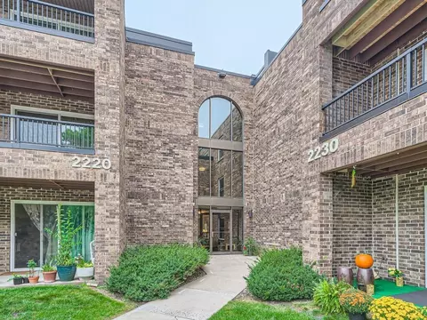 2220 Midland Grove Rd #211, Roseville, MN 55113