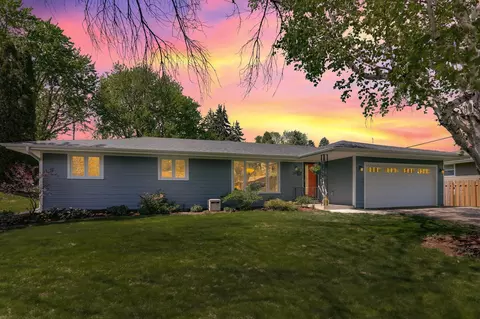 2477 Lydia Ave W, Roseville, MN 55113